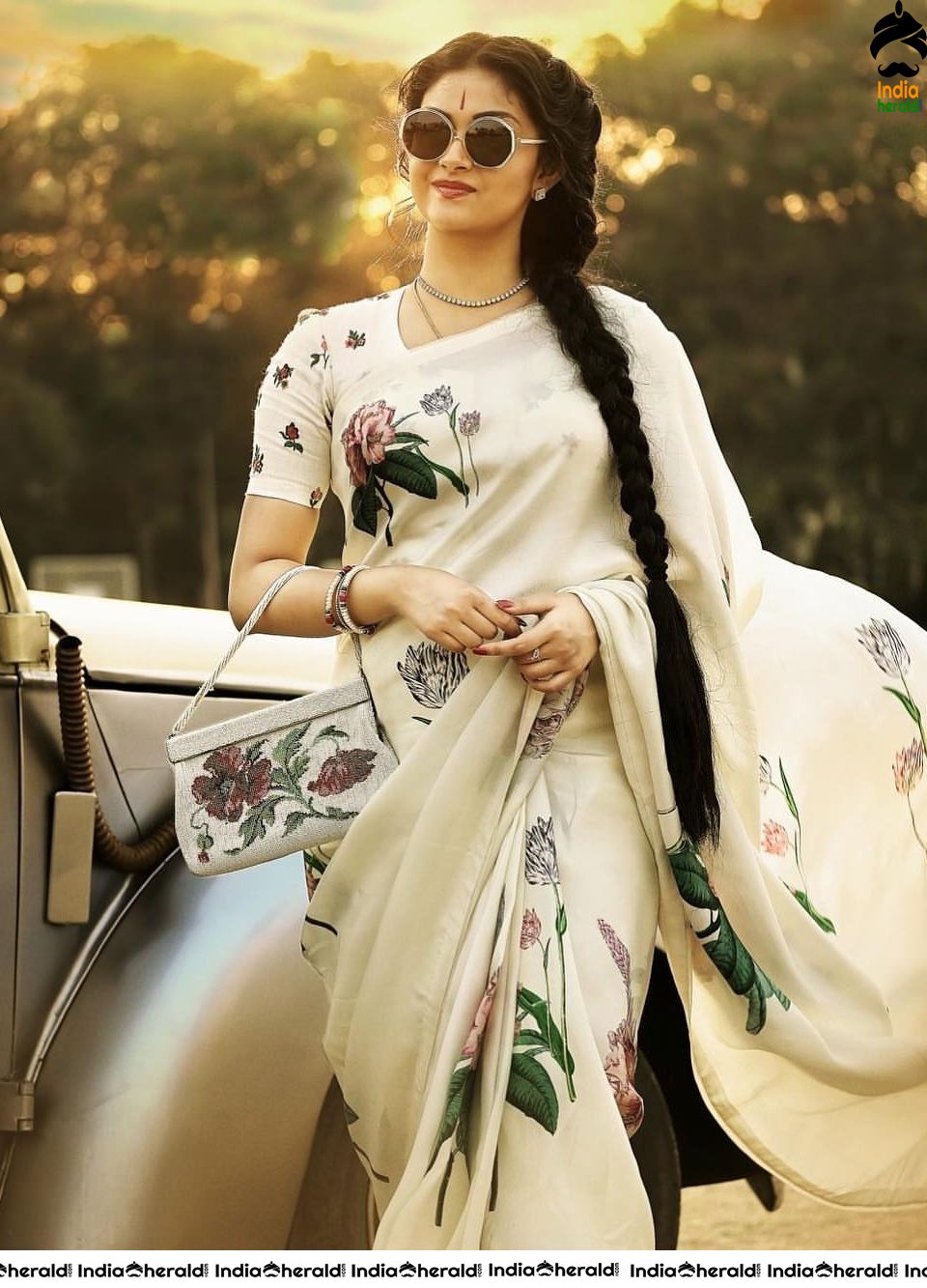 Keerthy Suresh Unseen Photos as legendary actress Savithri from the movie Mahanathi Set 1