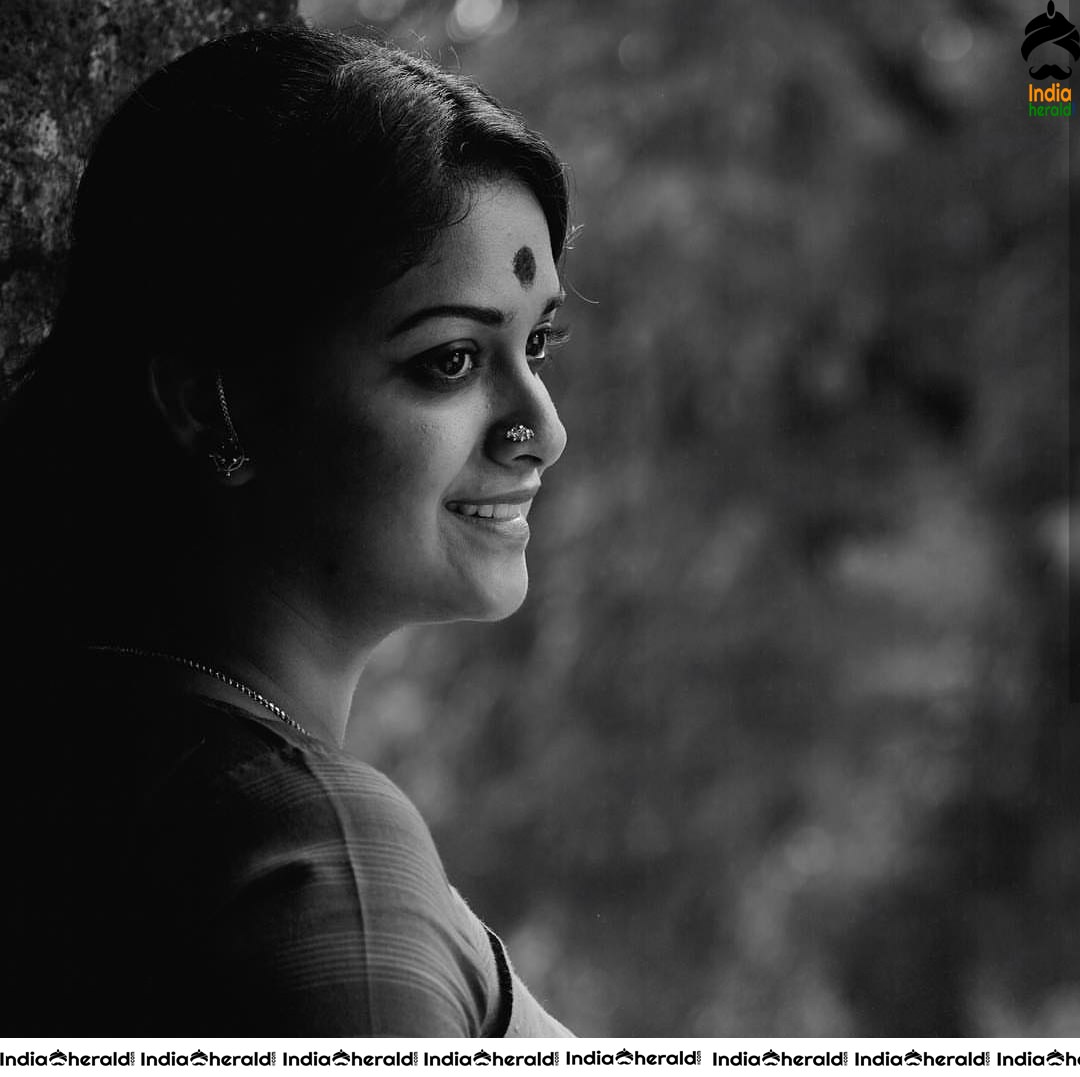 Keerthy Suresh Unseen Photos as legendary actress Savithri from the movie Mahanathi Set 2