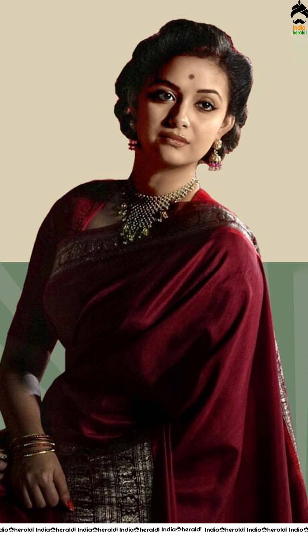 Keerthy Suresh Unseen Photos as legendary actress Savithri from the movie Mahanathi Set 3