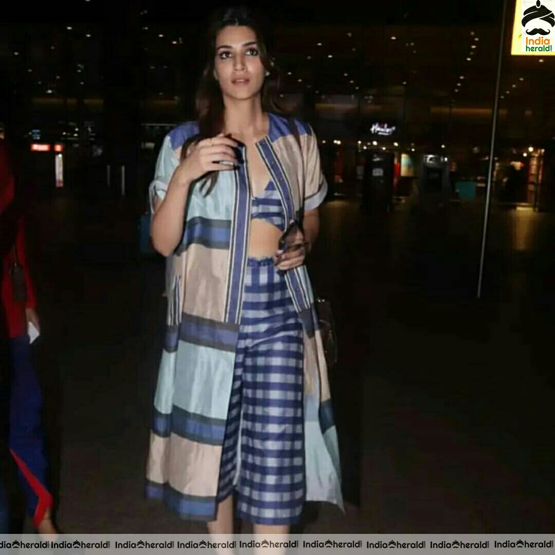 Kiara Advani And Kriti Sanon Spotted At Mumbai Airport Stills