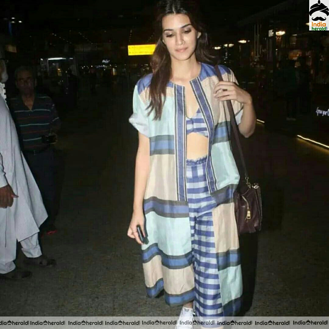 Kiara Advani And Kriti Sanon Spotted At Mumbai Airport Stills