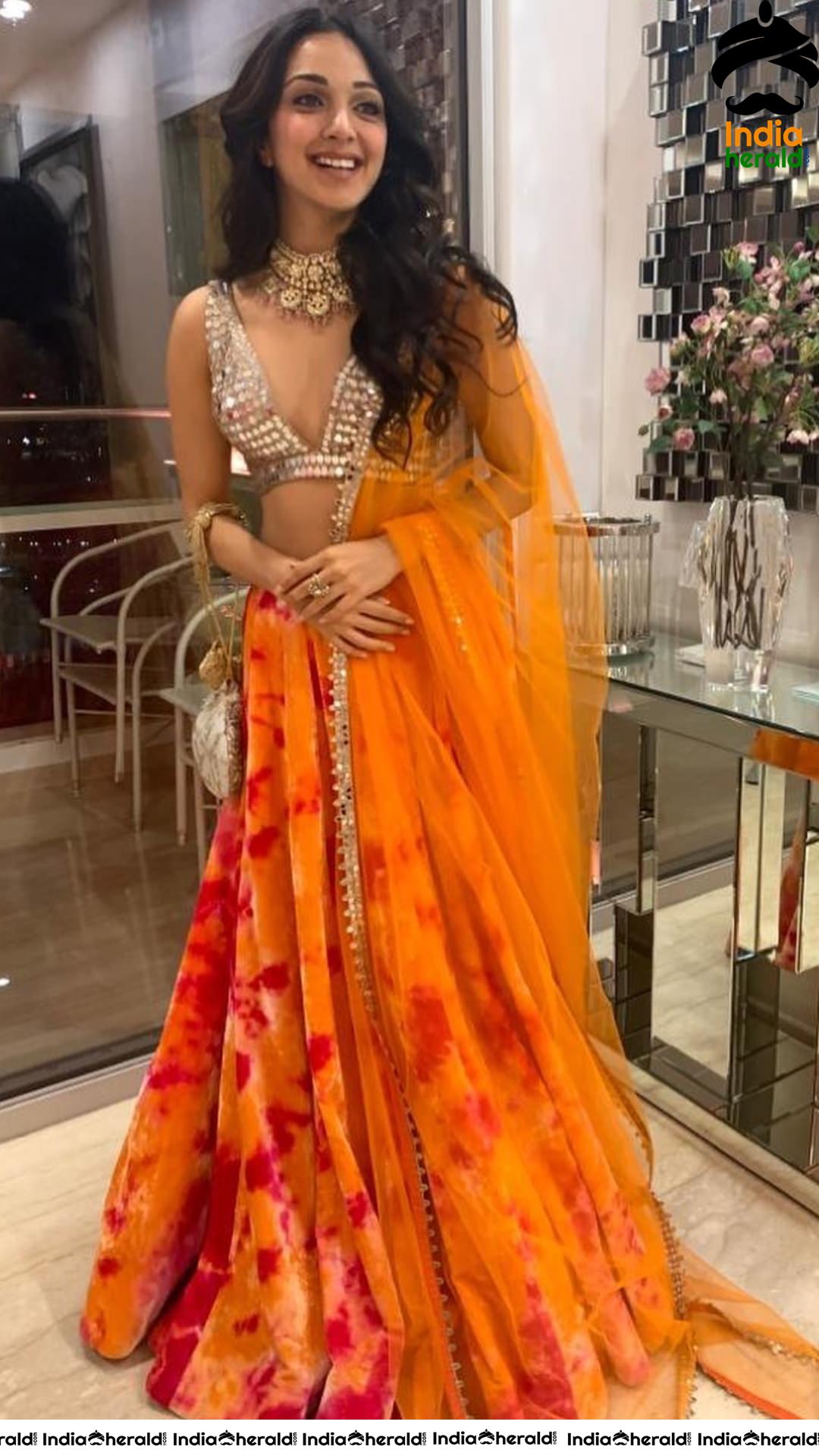 Kiara Advani Flaunts her Hot Waist and Cleavage at a Marriage Function