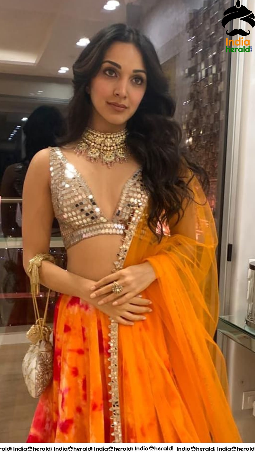 Kiara Advani Flaunts her Hot Waist and Cleavage at a Marriage Function