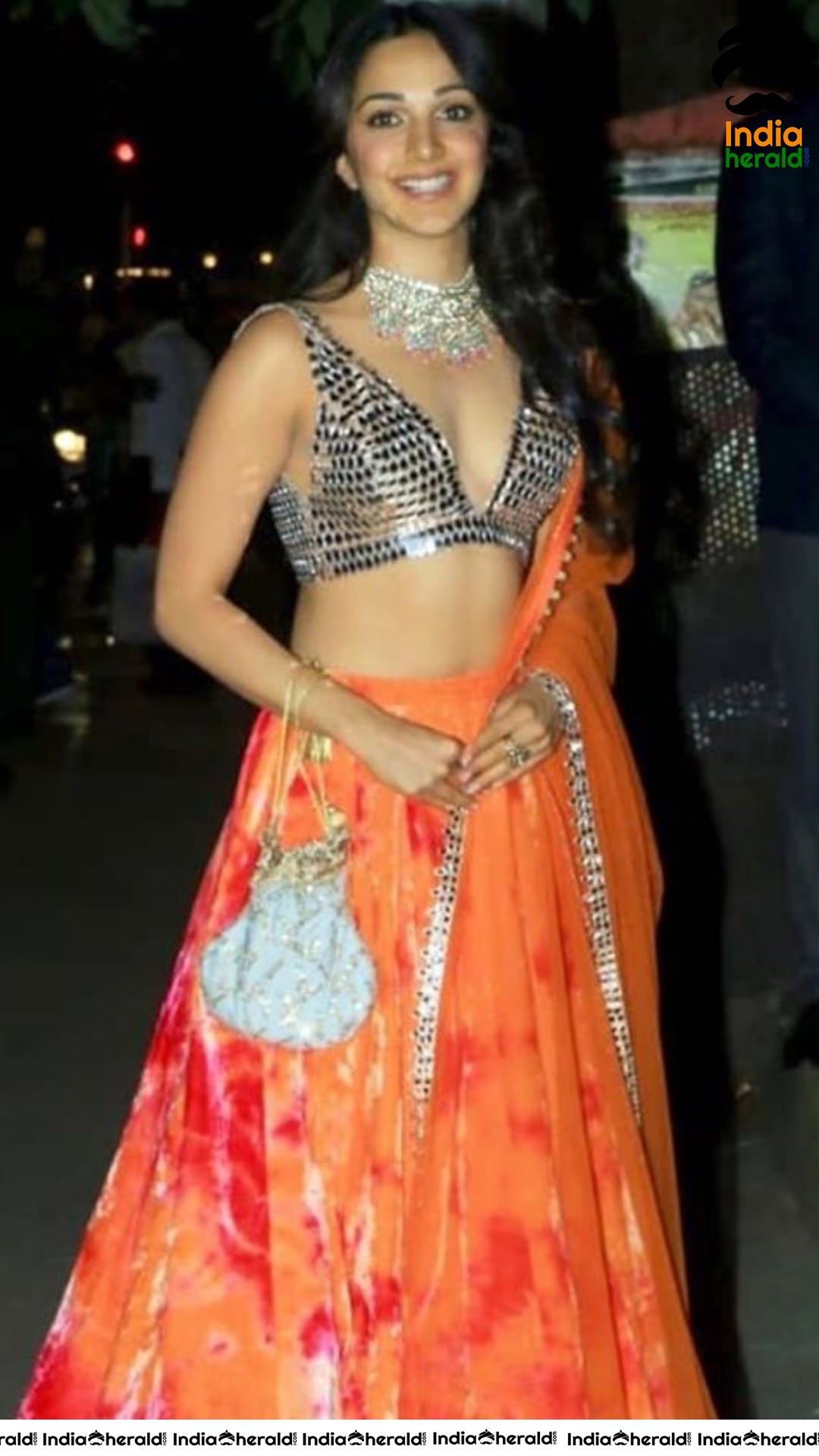 Kiara Advani Flaunts her Hot Waist and Cleavage at a Marriage Function