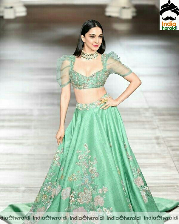 Kiara Advani Hot Cleavage Show In Green Choli