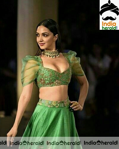 Kiara Advani Hot Cleavage Show In Green Choli