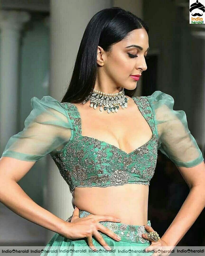Kiara Advani Hot Cleavage Show In Green Choli