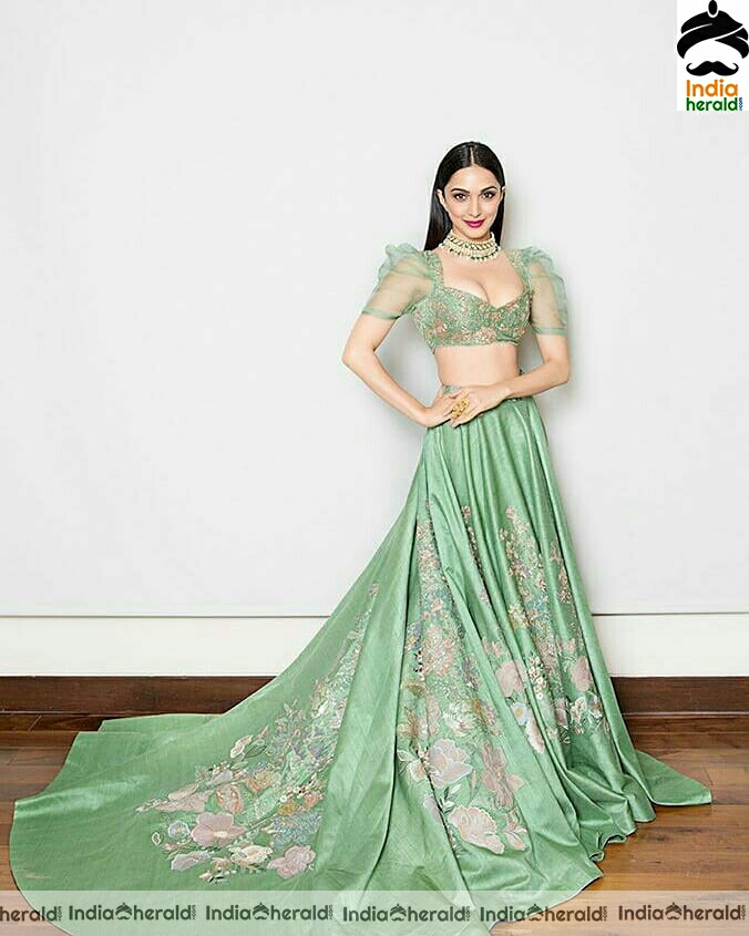 Kiara Advani Hot Cleavage Show In Green Choli