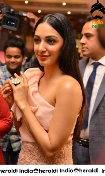 Kiara Advani Latest Cute and Hot Photos at a Jewellery Shop Opening Set 1