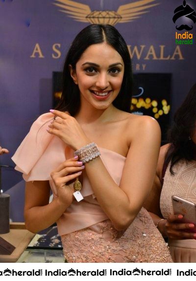 Kiara Advani Latest Cute and Hot Photos at a Jewellery Shop Opening Set 1