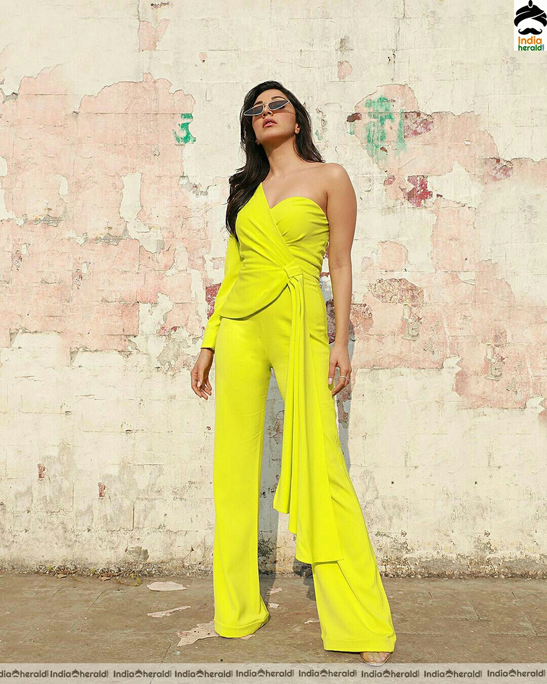 Kiara Advani Latest Hot Green Dress Photoshoot
