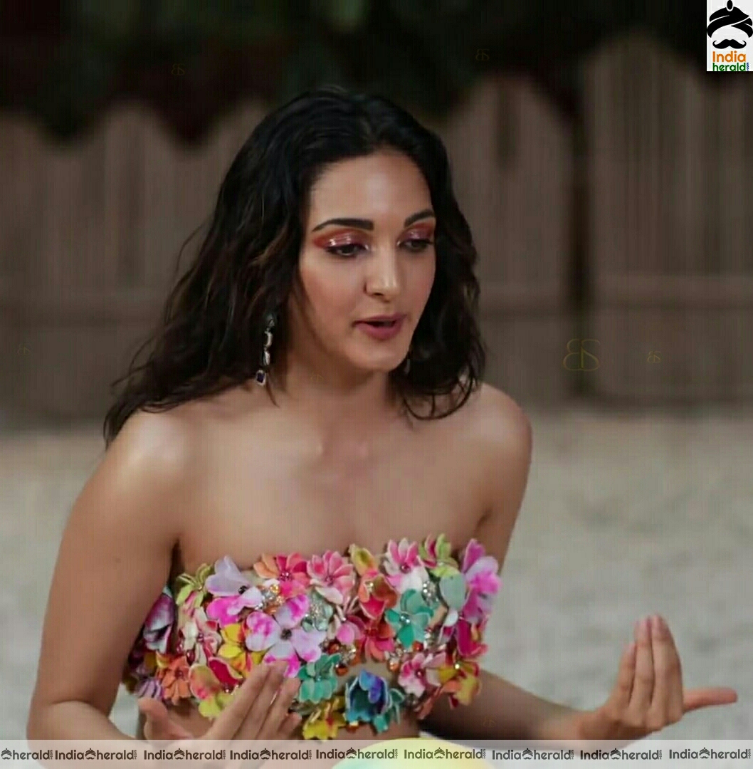Kiara Advani looking hot in floral dress and shows her Balloons