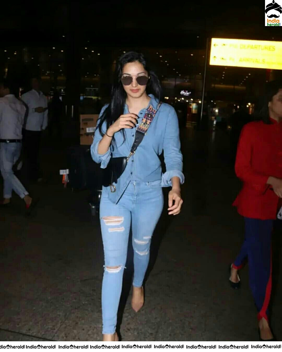 Kiara Advani Looking Stylish In Mumbai Airport