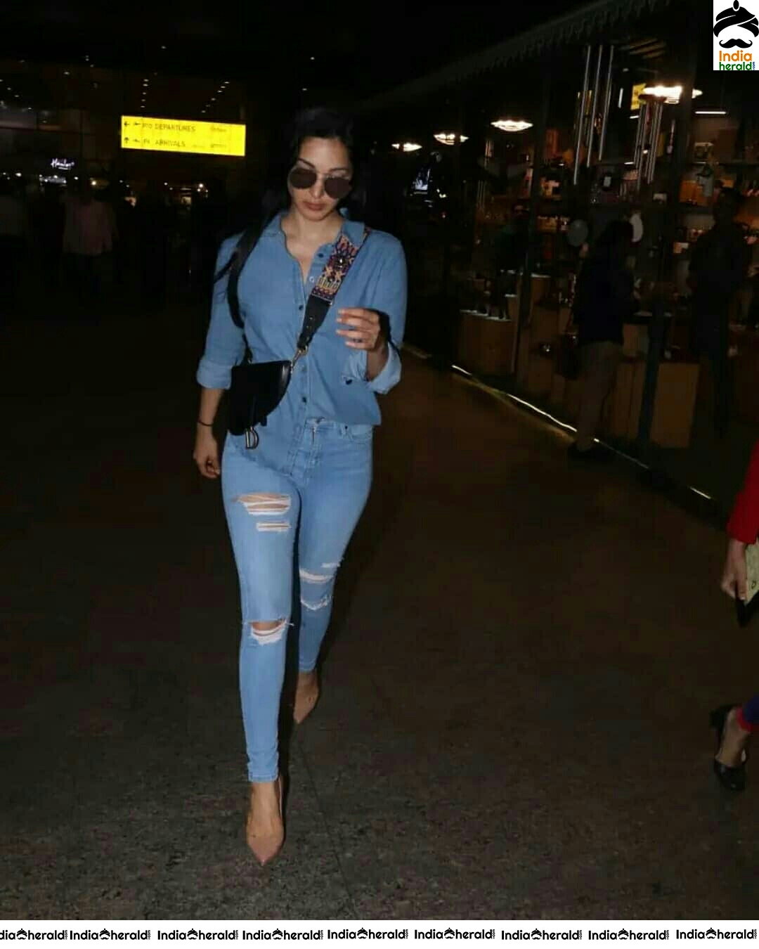 Kiara Advani Looking Stylish In Mumbai Airport