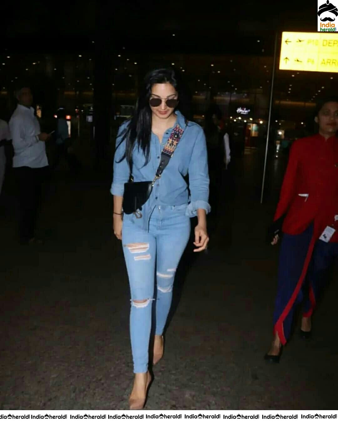 Kiara Advani Looking Stylish In Mumbai Airport