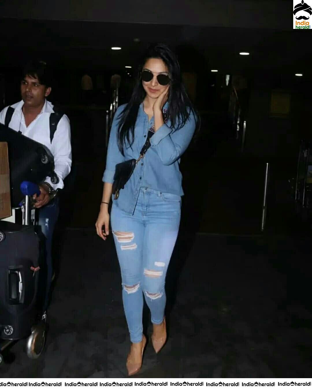 Kiara Advani Looking Stylish In Mumbai Airport