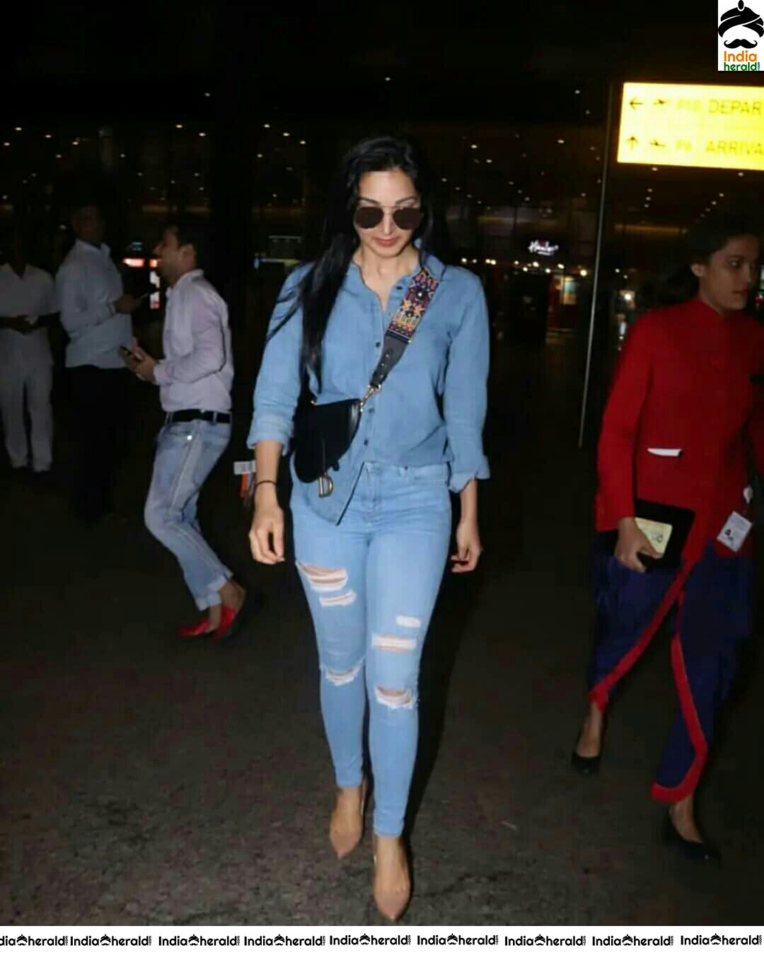 Kiara Advani Looking Stylish In Mumbai Airport