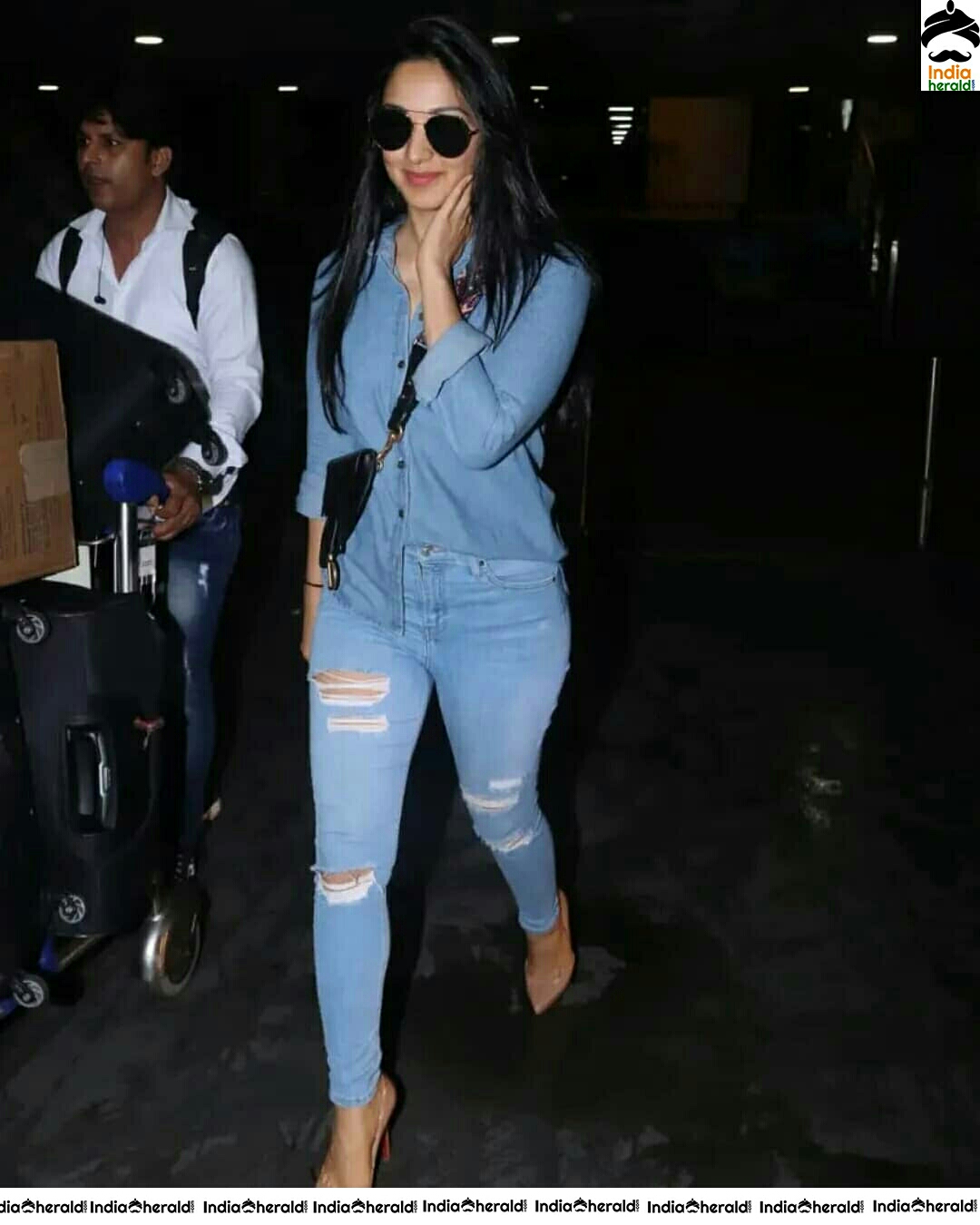 Kiara Advani Looking Stylish In Mumbai Airport