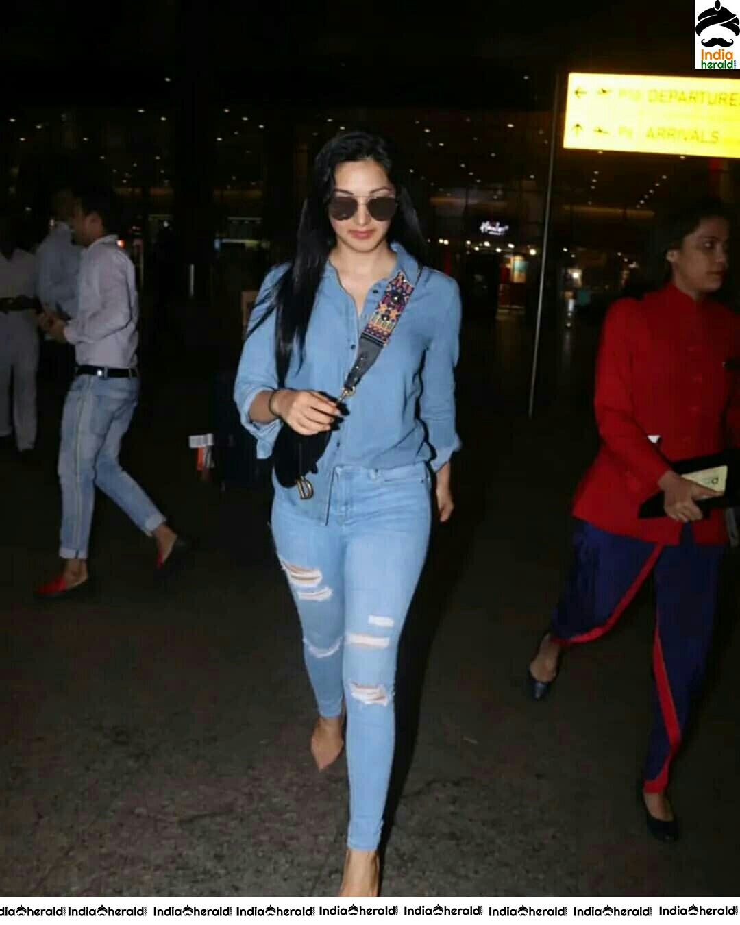 Kiara Advani Looking Stylish In Mumbai Airport