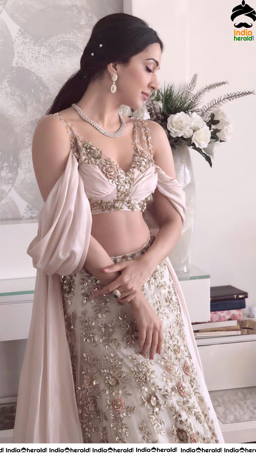 Kiara Advani Shows Her Fleshy Belly And Sexy Assets At A Wedding Set 2