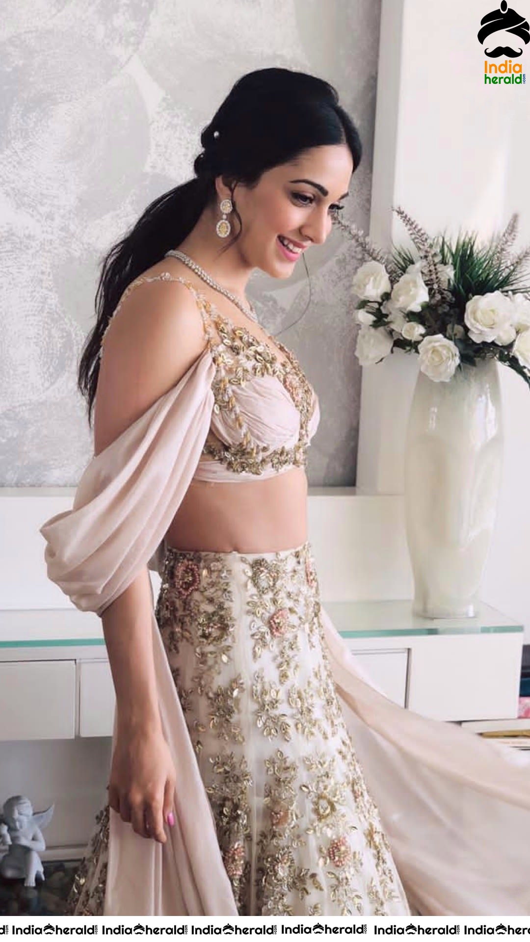 Kiara Advani Shows Her Fleshy Belly And Sexy Assets At A Wedding Set 2