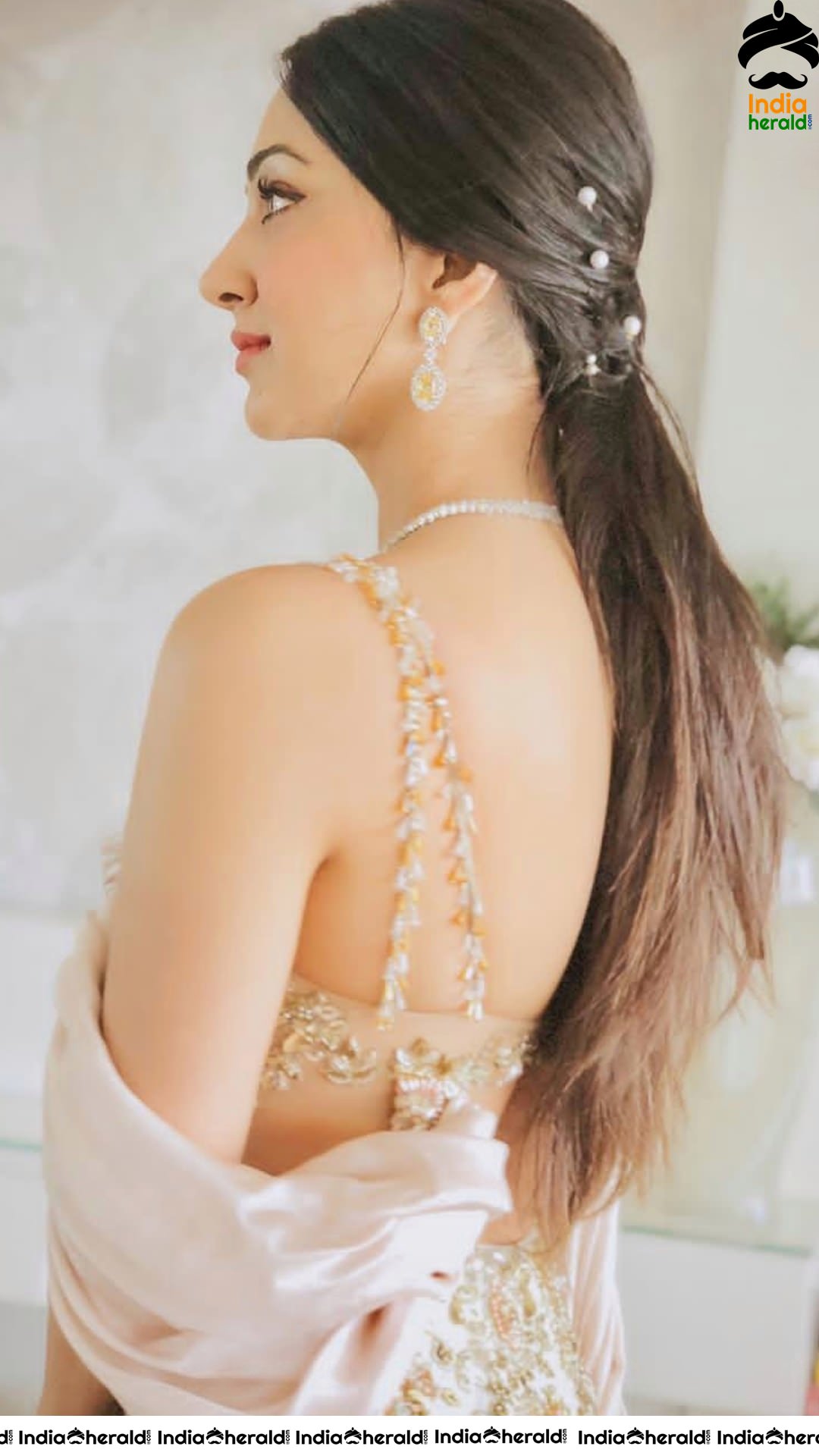Kiara Advani Shows Her Fleshy Belly And Sexy Assets At A Wedding Set 2