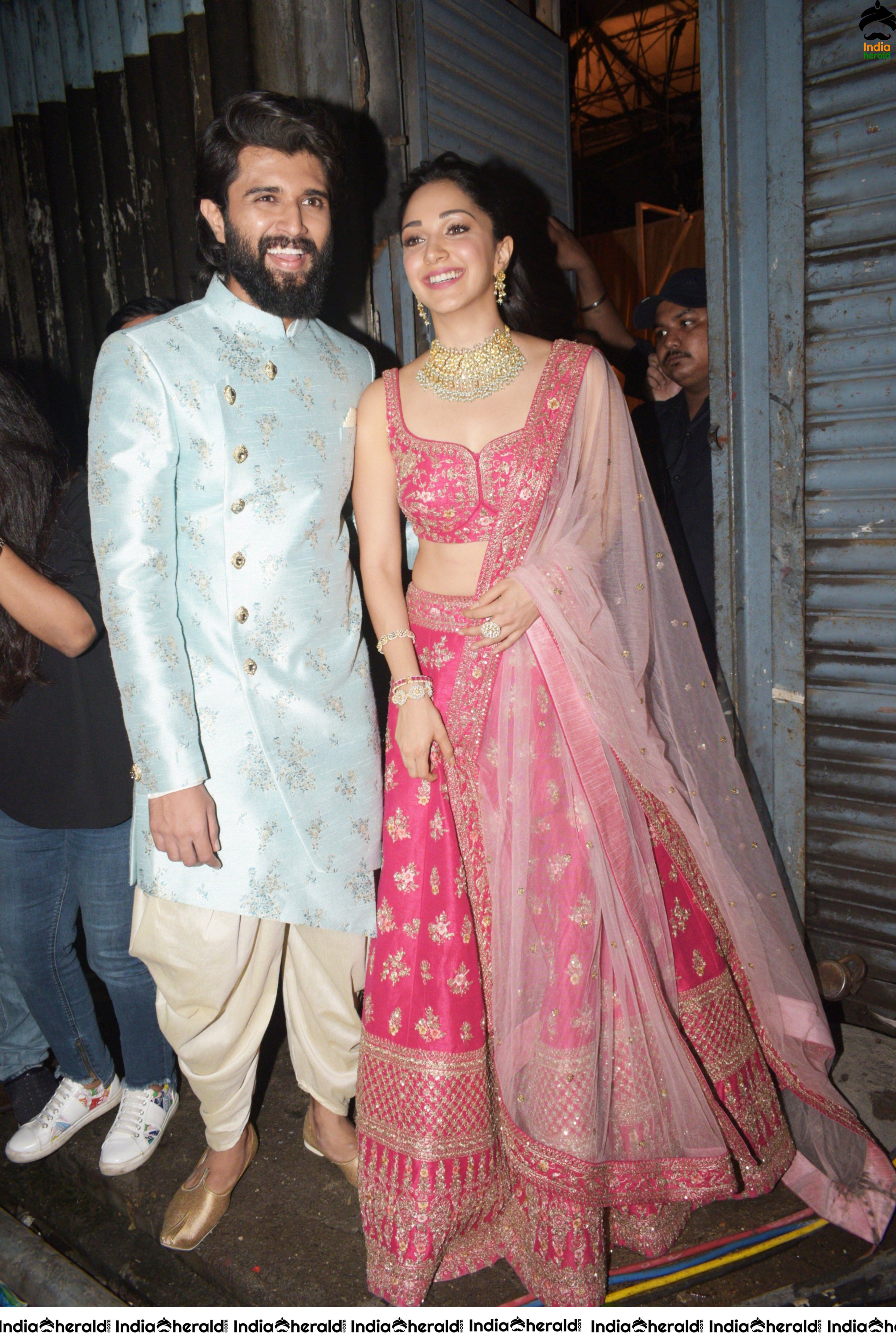 Kiara Advani Shows Her Hot Waist And Spotted Along With Vijay Deverakonda Set 1