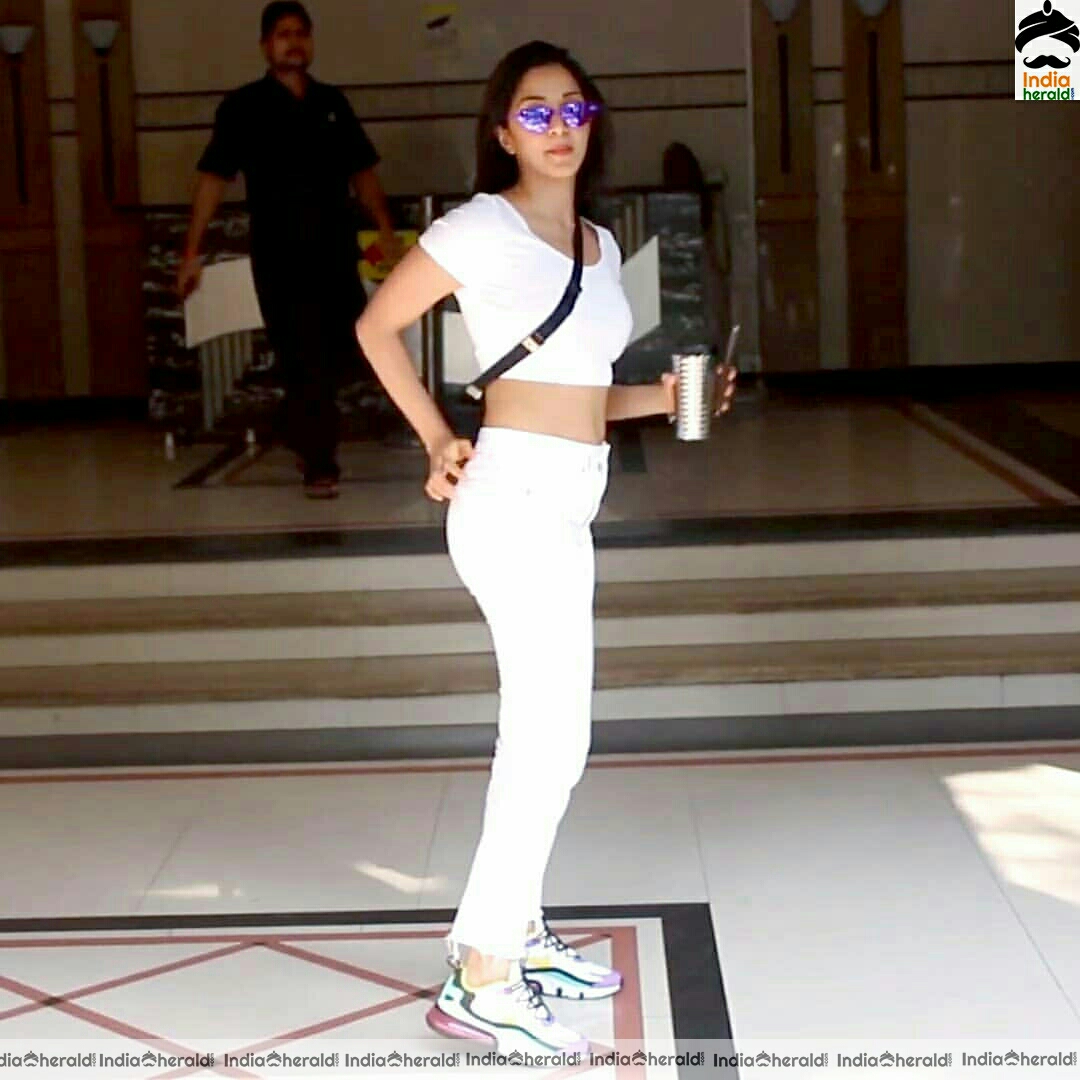 Kiara Advani Super Sexy In White Exposing Her Hot Waist Line Stills