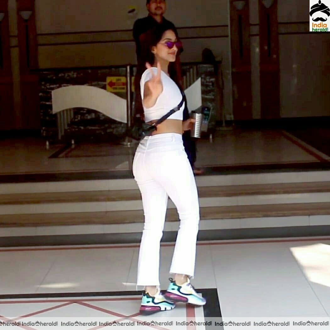 Kiara Advani Super Sexy In White Exposing Her Hot Waist Line Stills