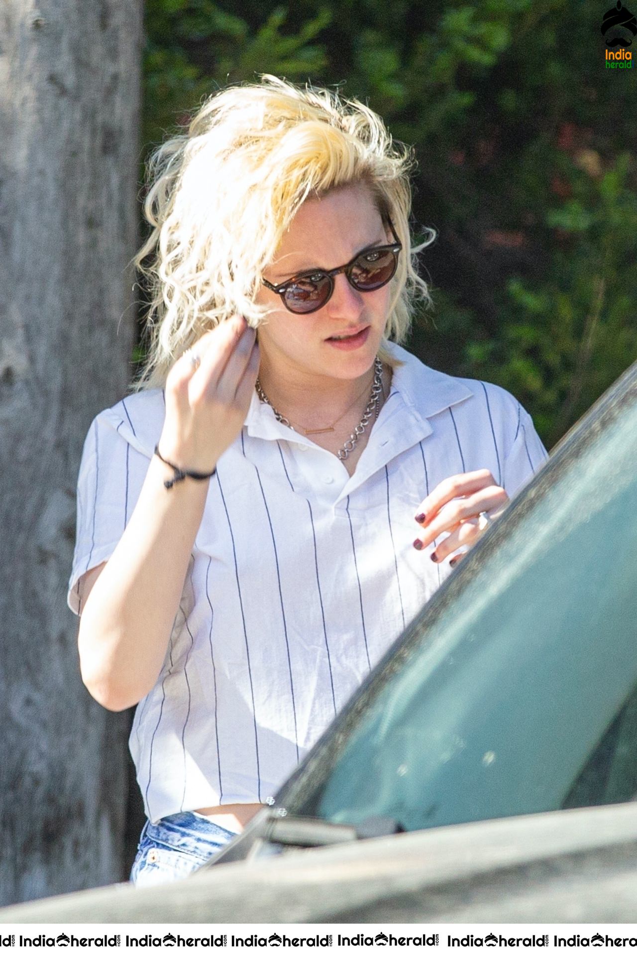Kristen Stewart wearing Short shirt and exposes her Assets as Paparazzi captures Set 1