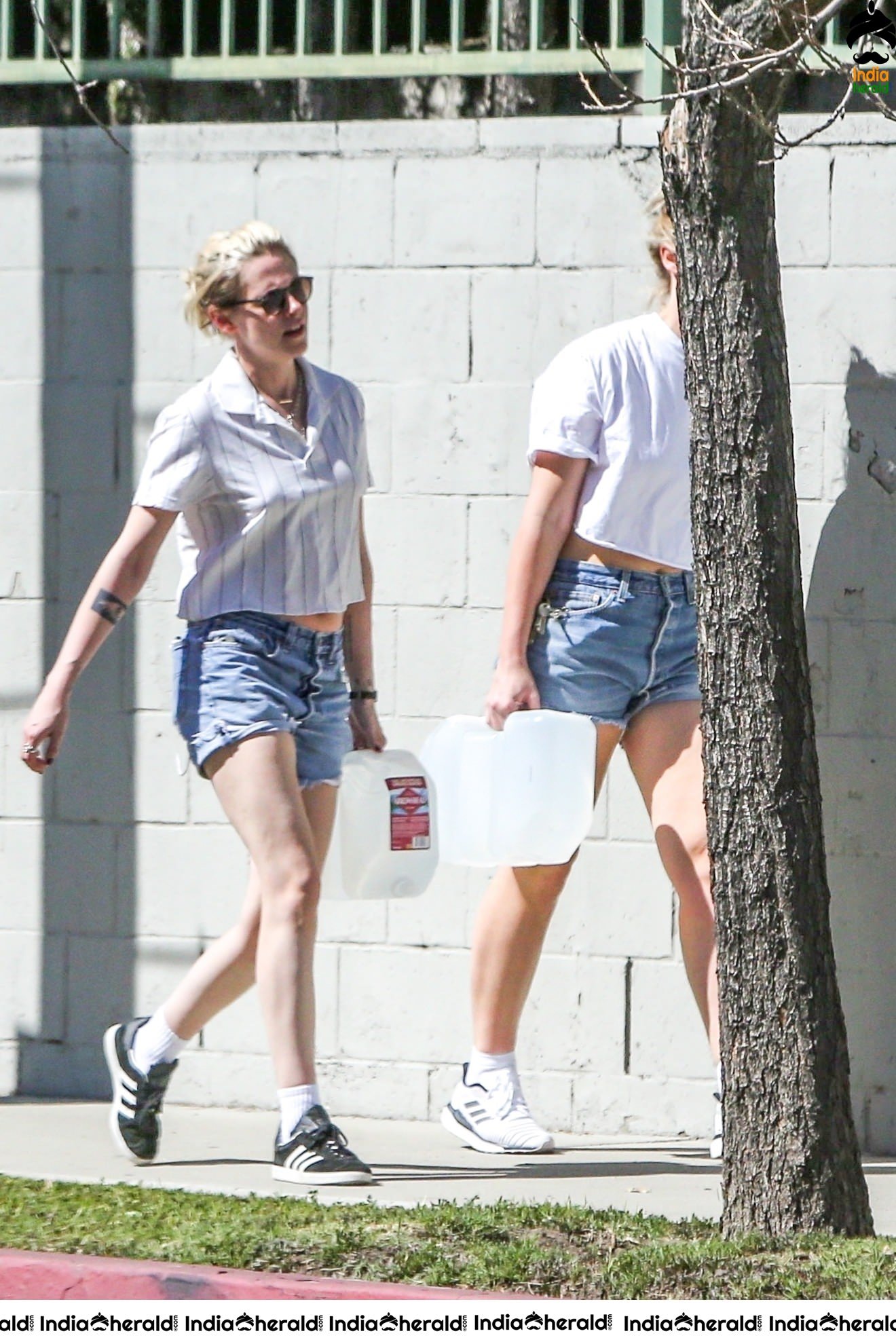Kristen Stewart wearing Short shirt and exposes her Assets as Paparazzi captures Set 2
