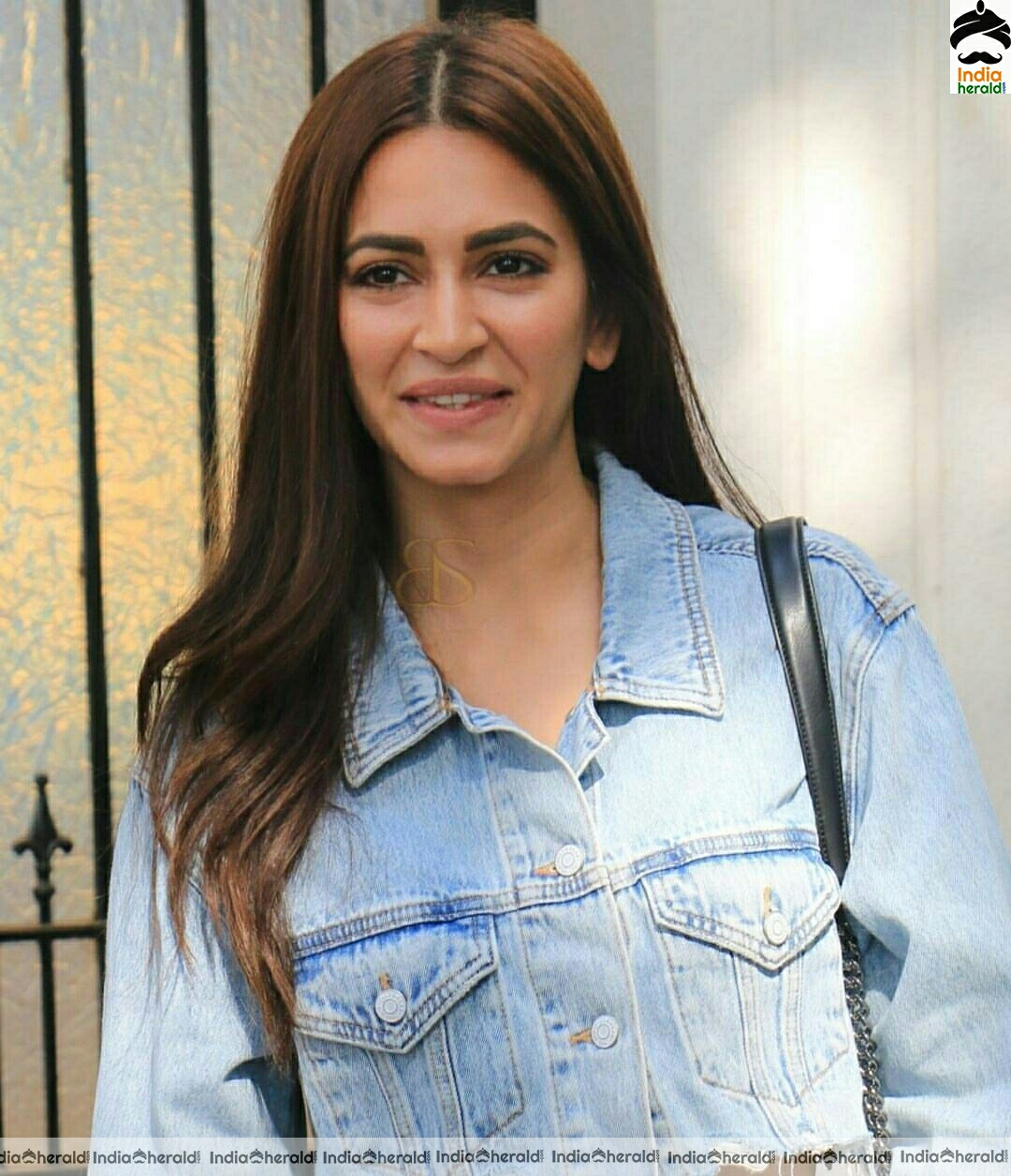 Kriti is all smiles as she was seen in denim at juhu