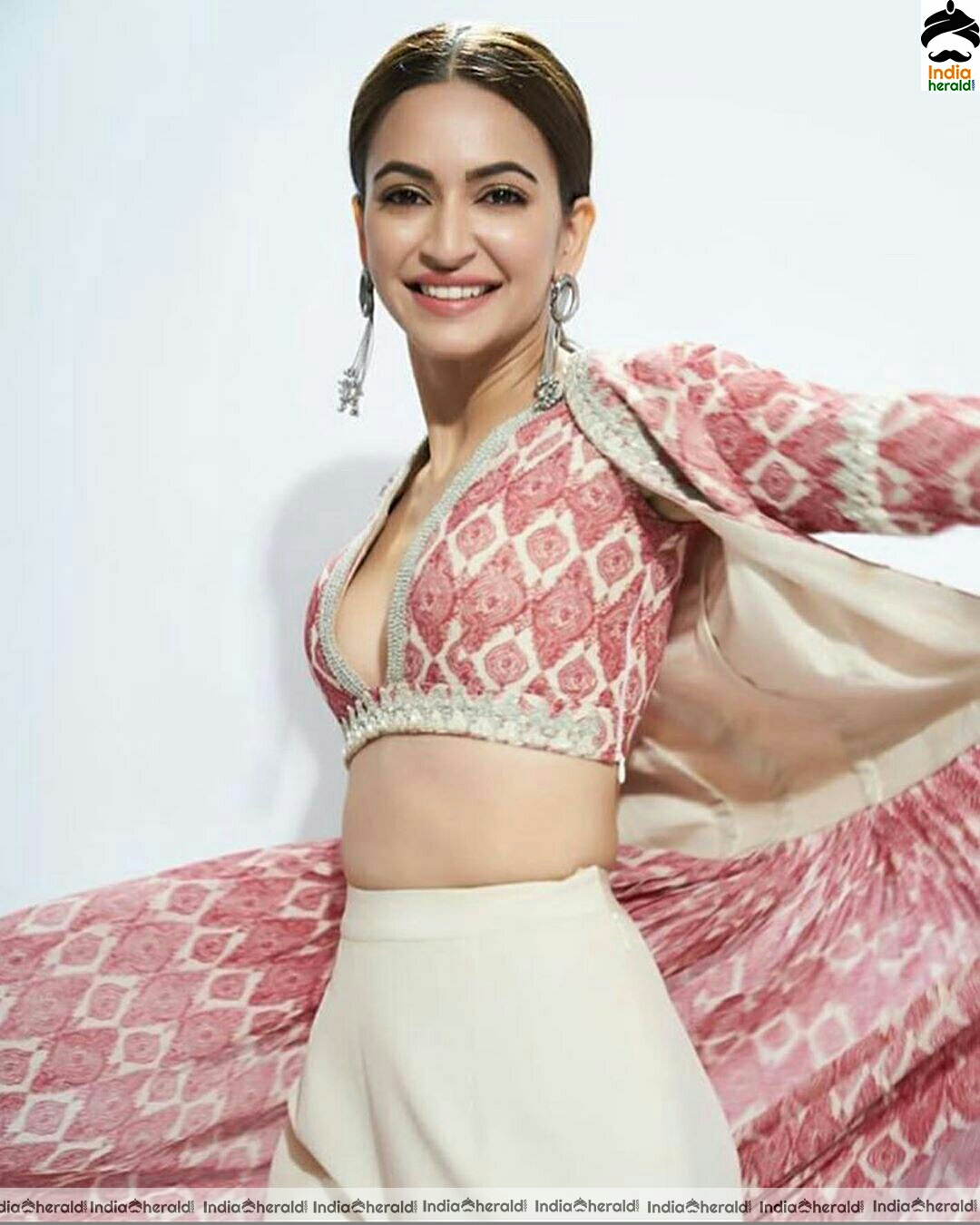 Kriti Kharbanda Deep Cleavage Show In A Low Cut Blouse