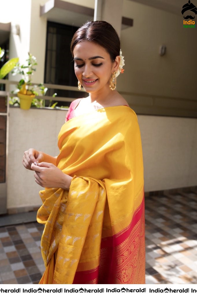 Kriti Kharbanda Latest Gorgeous Photos in Saree