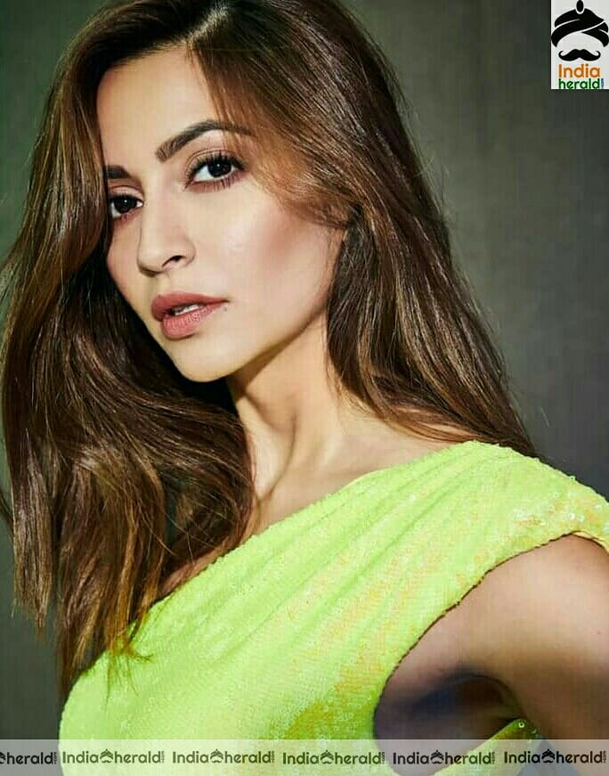 Kriti Kharbanda Latest Hot Green Dress Stills