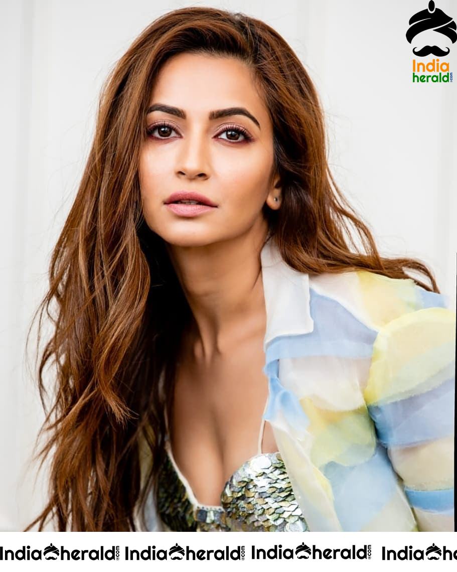 Kriti Kharbanda Latest Sizzling Photoshoot in White Light Backdrop