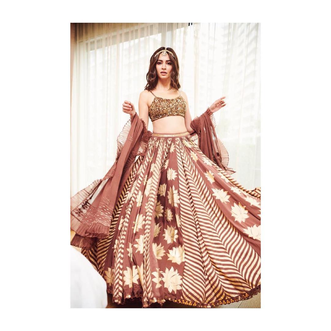 Kriti Kharbanda Shows Her Hot Curves In Lehenga