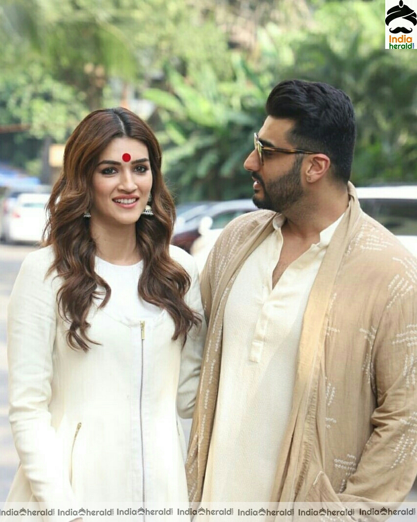 Kriti Sanon And Arjun kapoor Spotted Promoting Their Film Panipat at Juhu