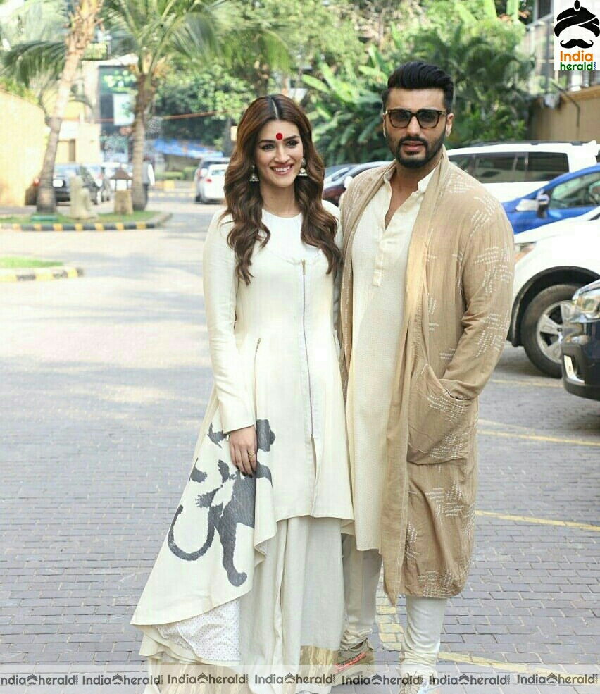 Kriti Sanon And Arjun kapoor Spotted Promoting Their Film Panipat at Juhu