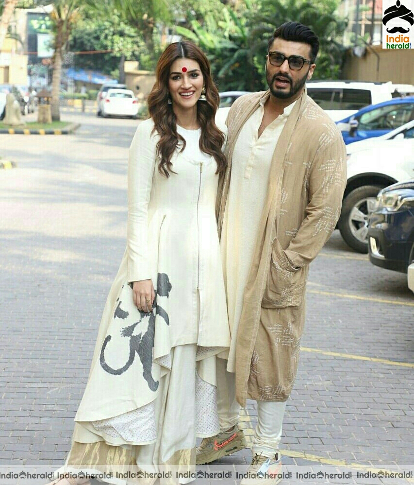 Kriti Sanon And Arjun kapoor Spotted Promoting Their Film Panipat at Juhu