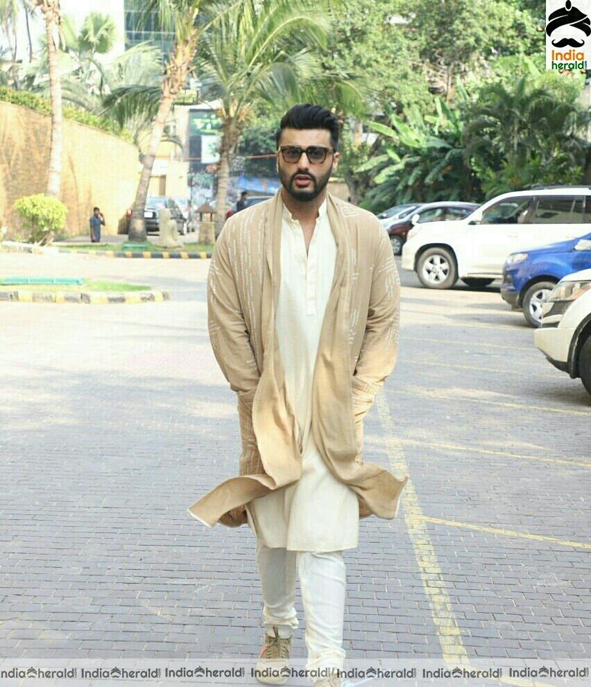 Kriti Sanon And Arjun kapoor Spotted Promoting Their Film Panipat at Juhu