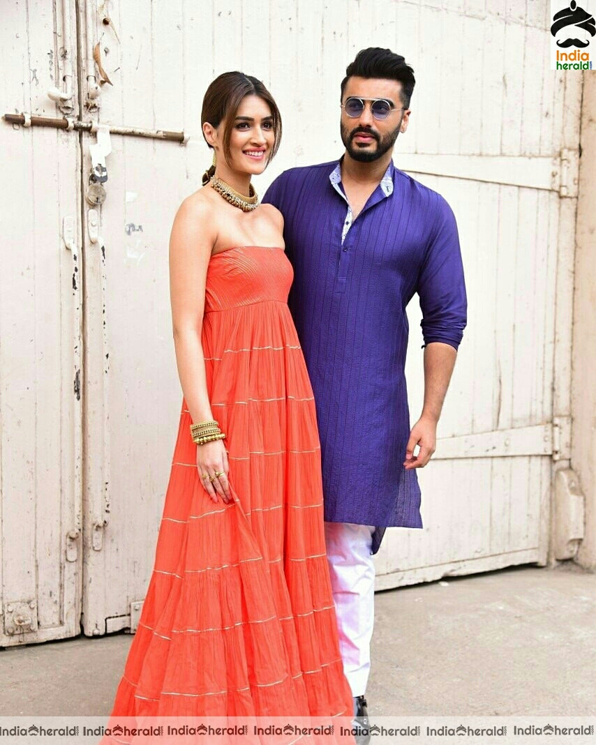 Kriti Sanon And Arjun kapoor Spotted Promoting Their Film Panipat