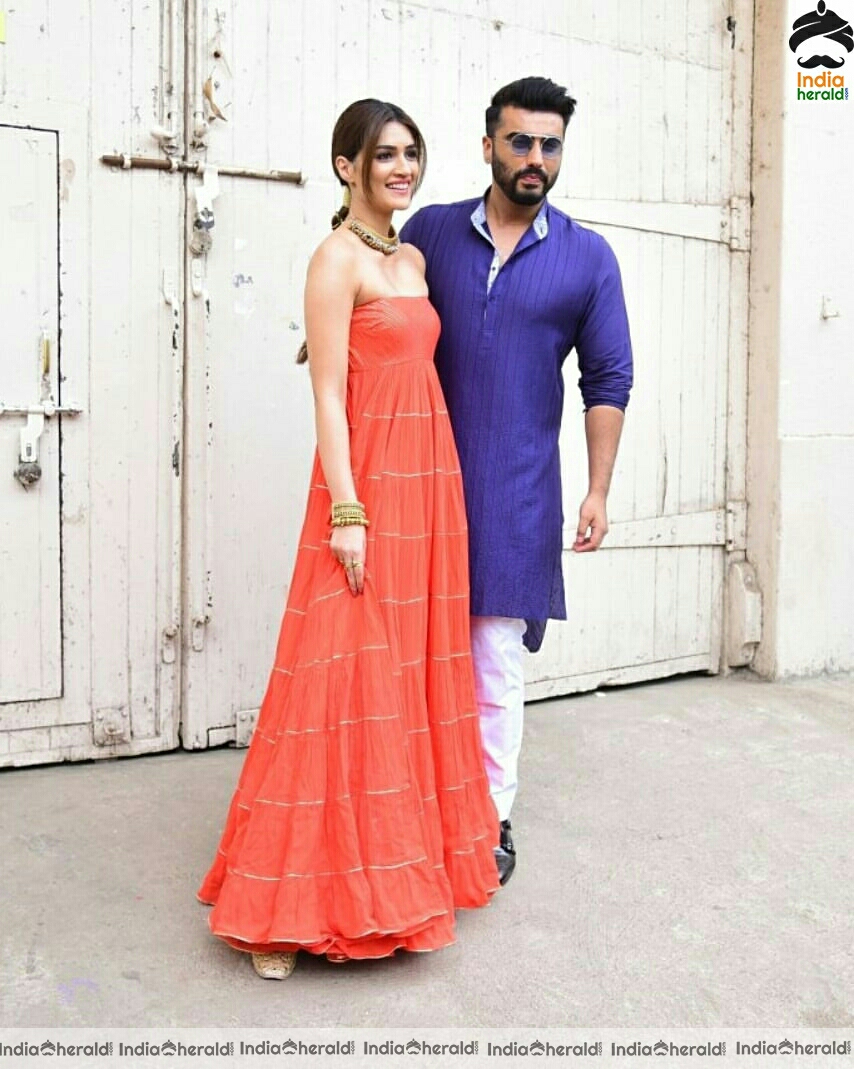 Kriti Sanon And Arjun kapoor Spotted Promoting Their Film Panipat