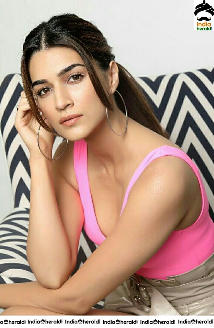 Kriti Sanon Hot Cleavage Show In Sleeveless Top