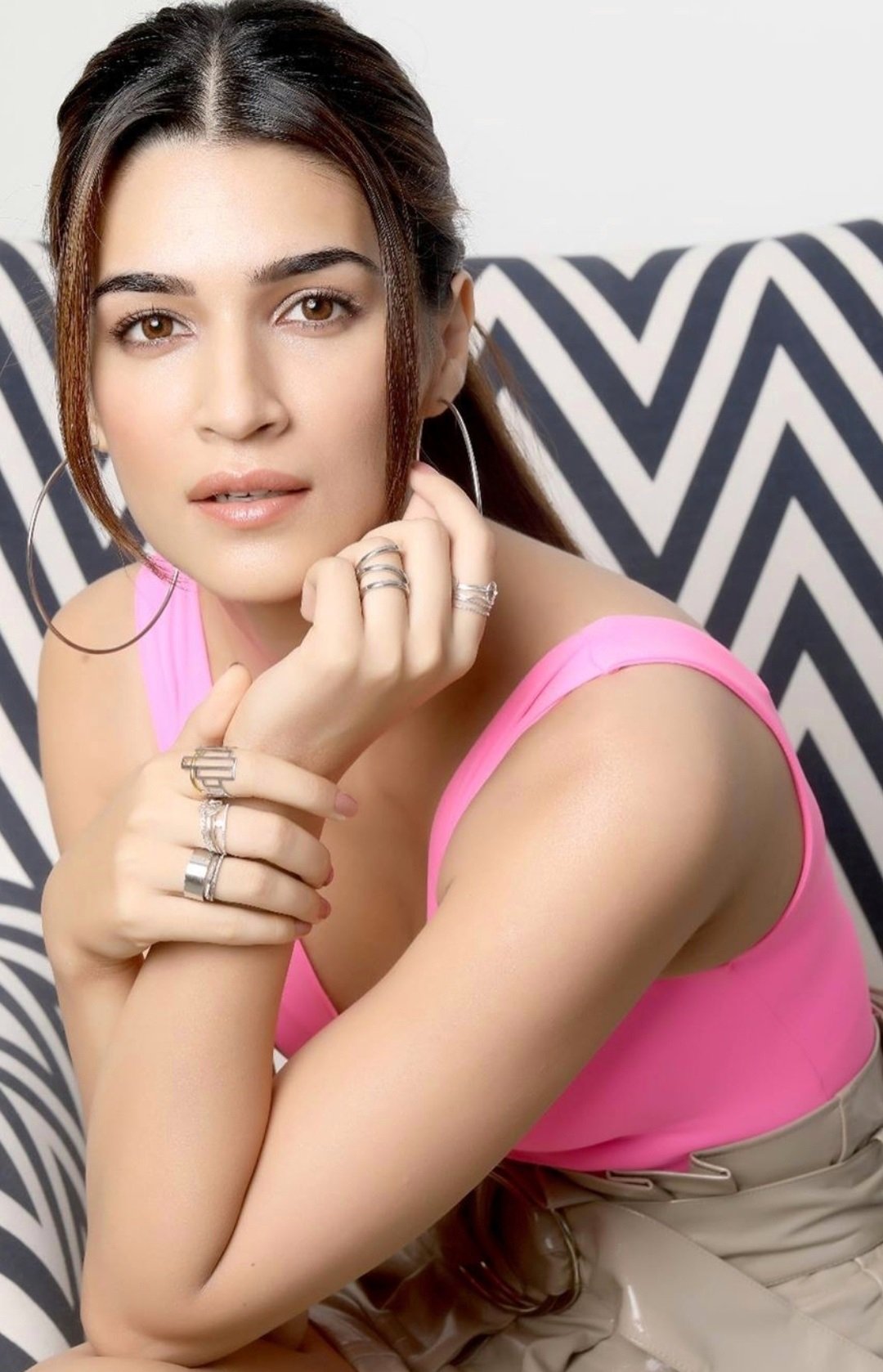 Kriti Sanon Latest Hot Photos In Pink