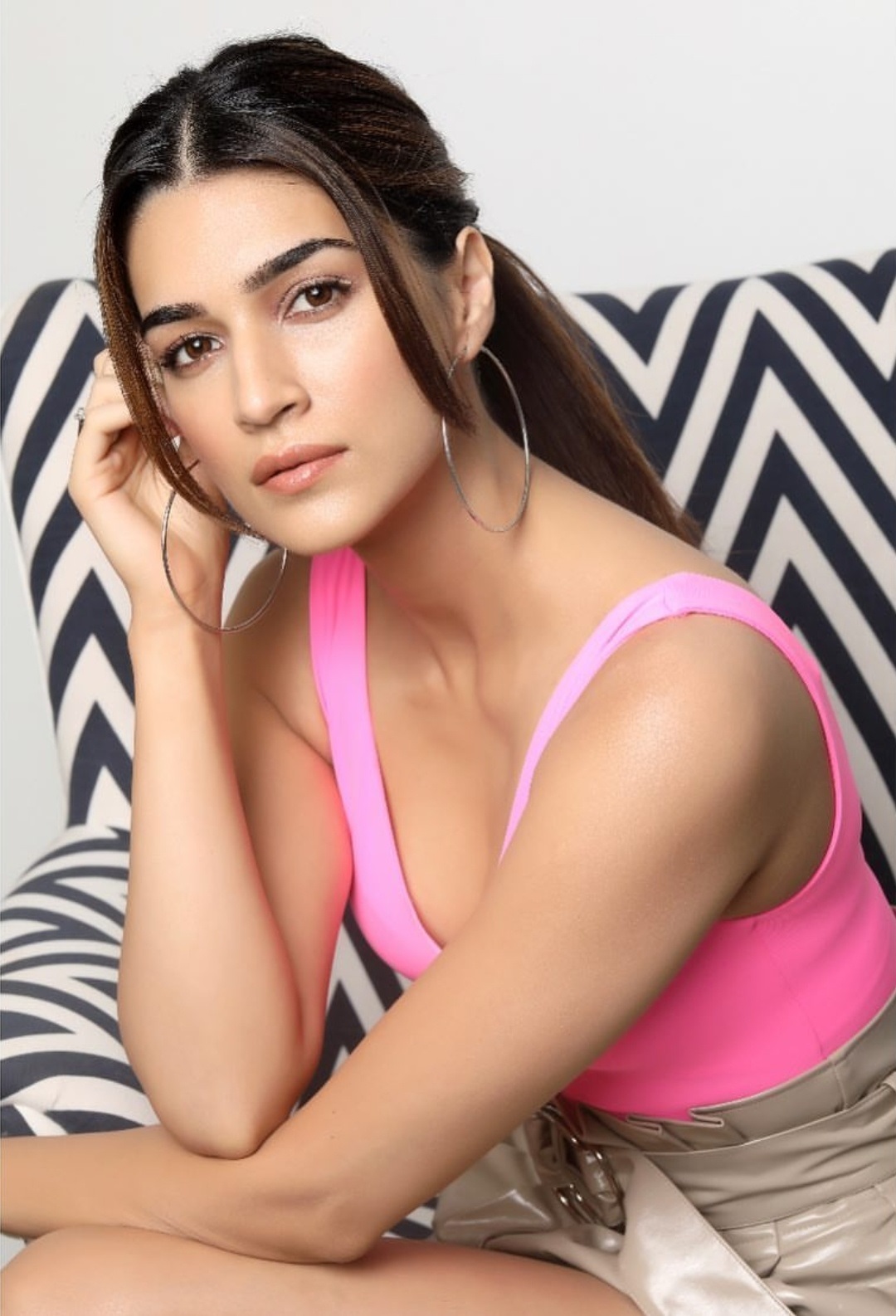 Kriti Sanon Latest Hot Photos In Pink