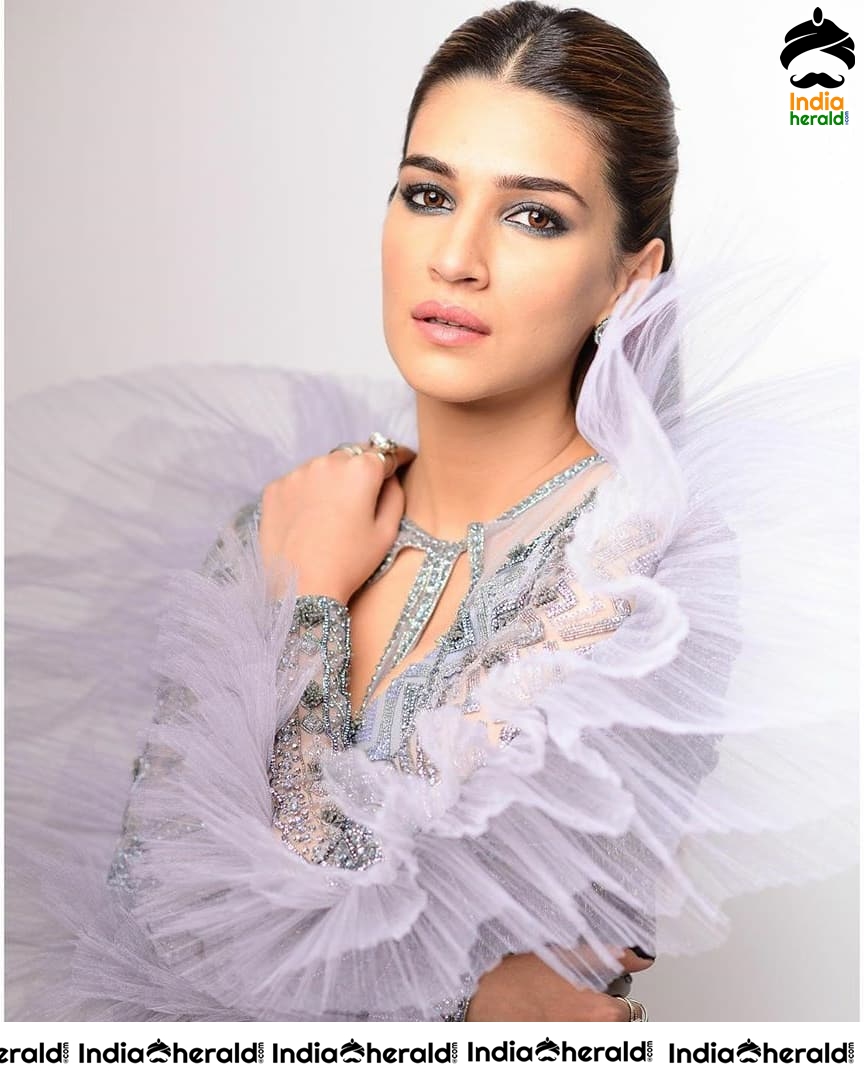 Kriti Sanon Looking Damn Pretty In This Photoshoot