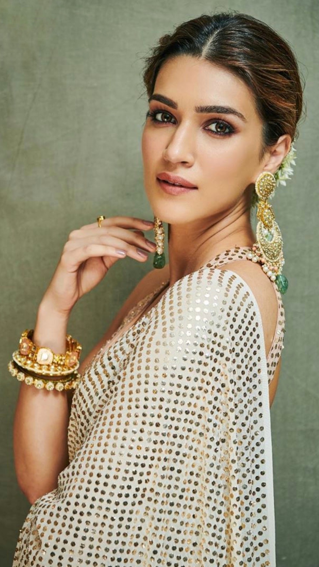 Kriti Sanon Looking Drop Dead Gorgeous in Saree In A Traditional Manner