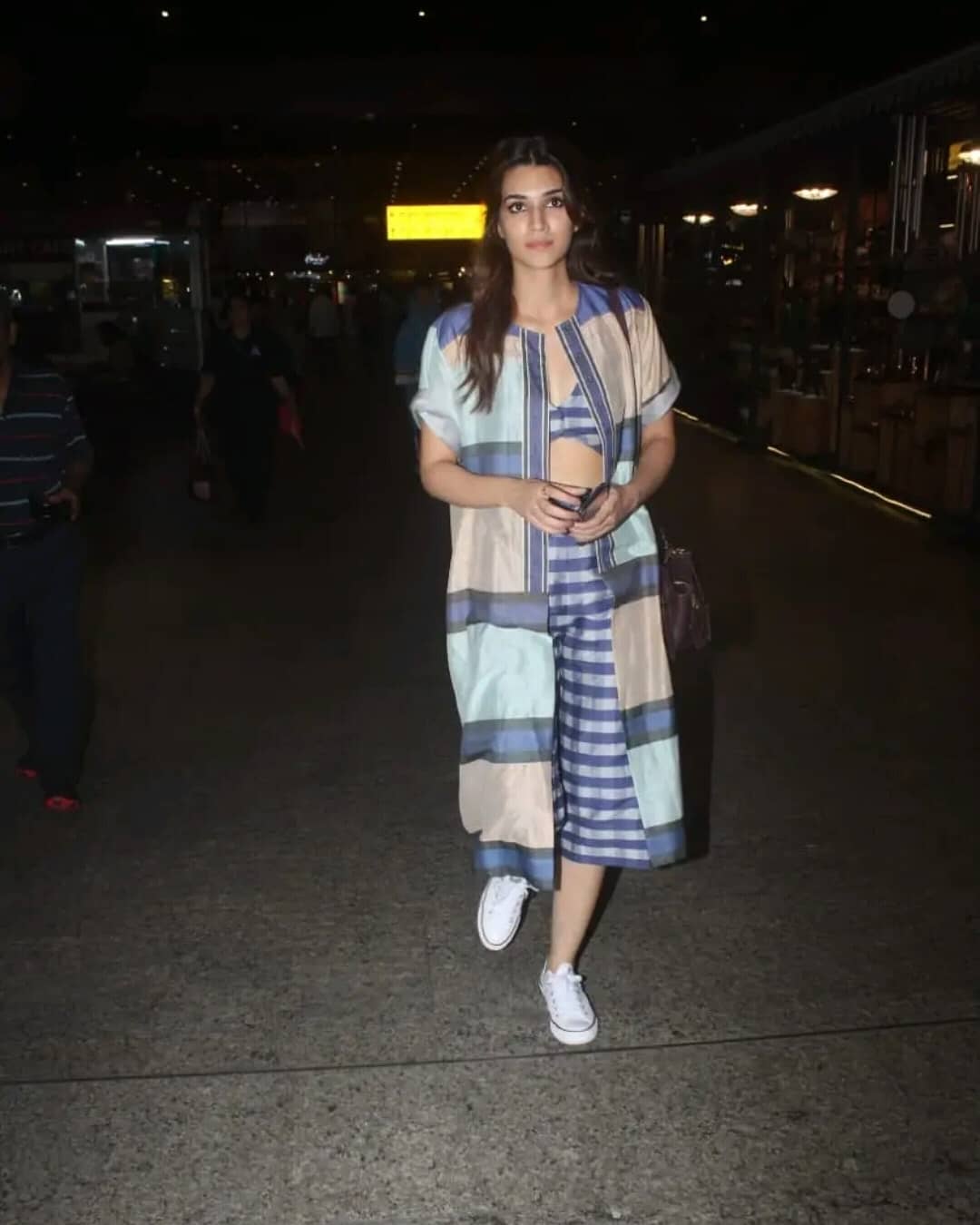 Kriti Sanon Shows Her Sexy Waist In Funky Dress At Airport