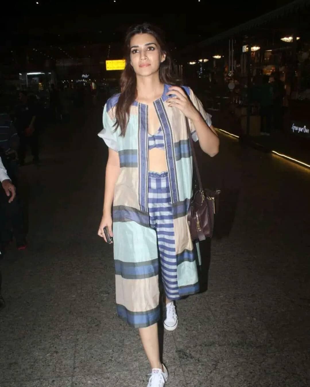Kriti Sanon Shows Her Sexy Waist In Funky Dress At Airport